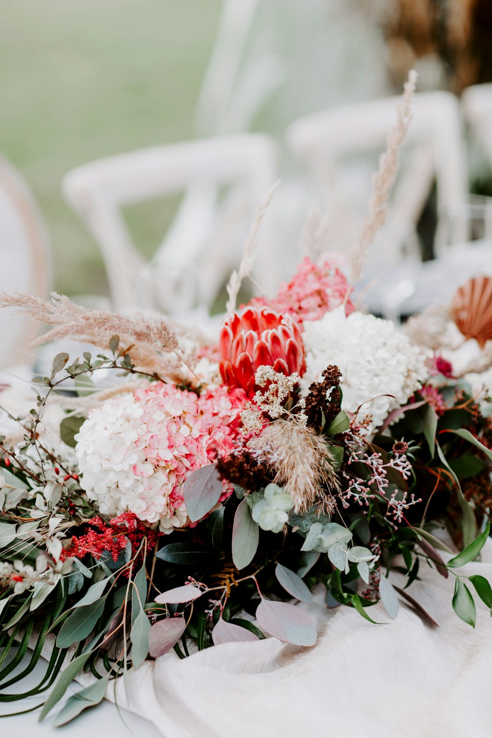 Liebevoll arrangierte Hochzeitsblumen und zarte Details