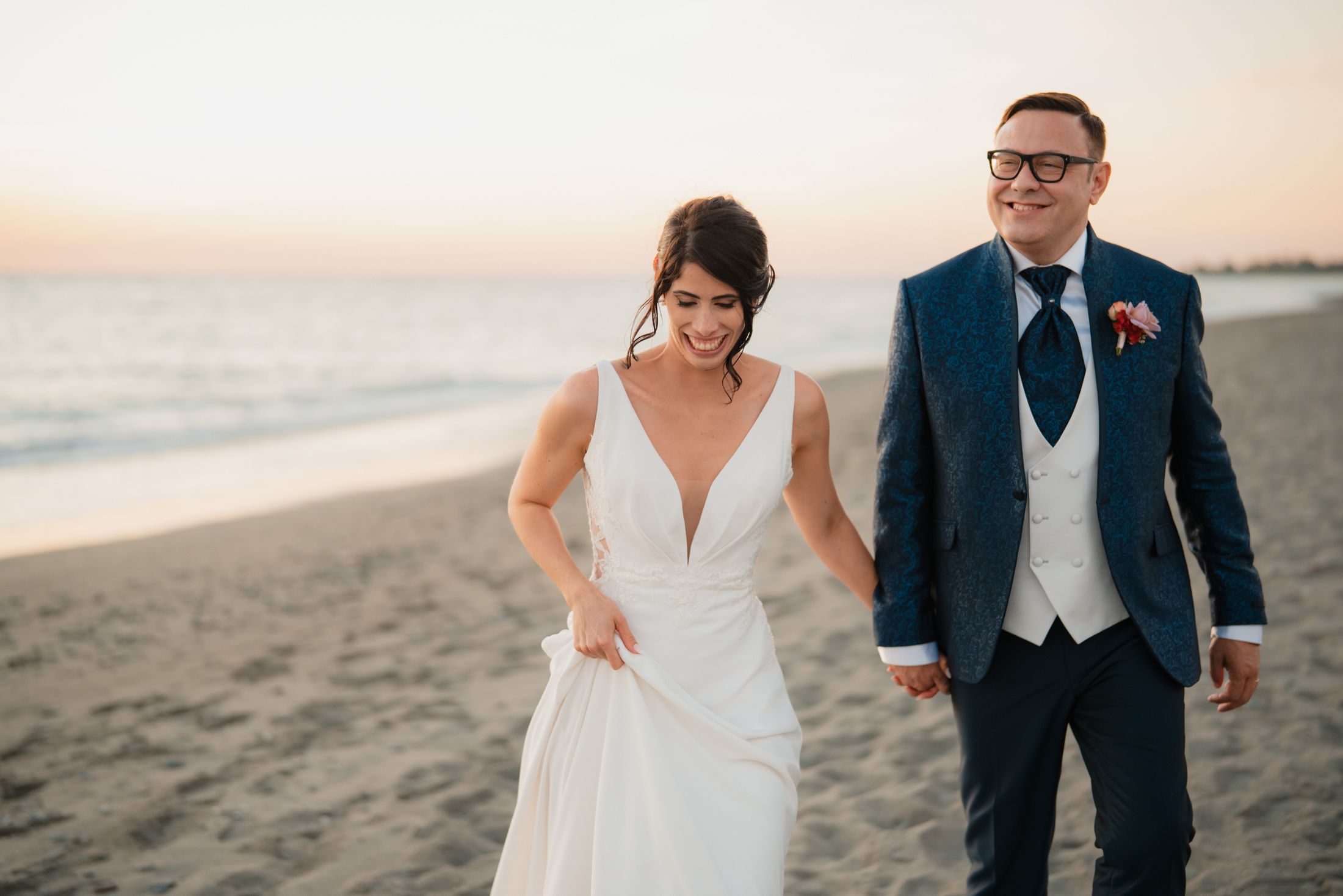 Gemeinsam ins Abendlicht – ein Hochzeitspaar am Strand